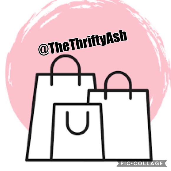 Hi! Welcome to my Closet! 💕 - Picture 2 of 7